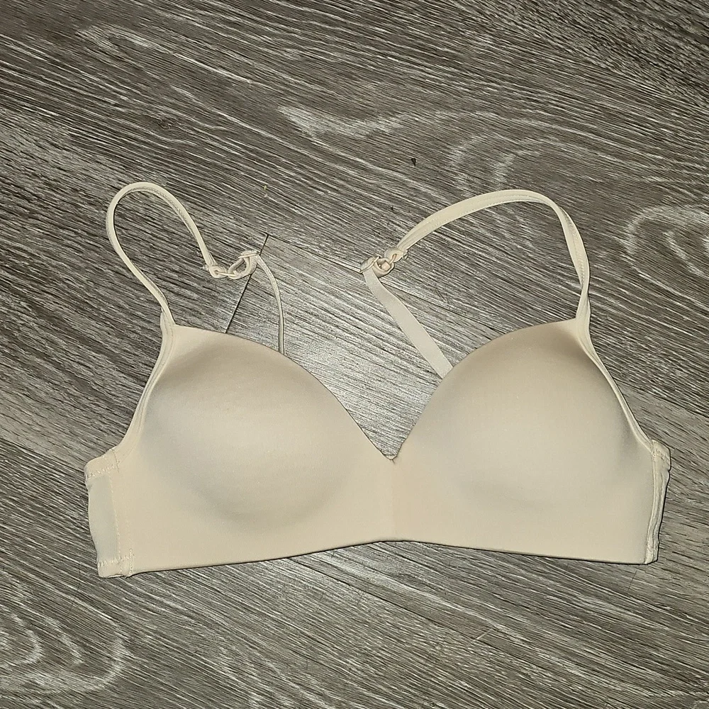 Calvin Klein Womens Nude/cream Colored Bra. Sz 32A. Great Condition!!